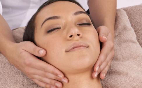 如何快速祛斑美白呢