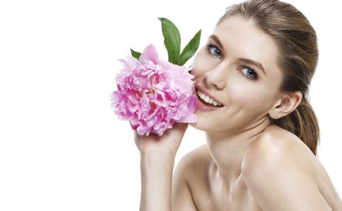 祛痘印的小竅門 撫平月球臉