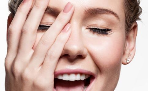 英國15歲白化病女孩走紅 什么是白化?。? /></p>

<p>　　蘿莉女是宅男們的最愛，而如今在網(wǎng)上賣萌扮蘿莉的女孩也越來越多，來自英國的15歲女孩維納斯&middot;巴勒莫（VenusPalermo）就是其中非常有名的一個。維納斯給自己起了個網(wǎng)名&ldquo;維納斯&middot;安杰麗卡&rdquo;（VenusAngelic），她現(xiàn)在在宅男界很紅，有大批的粉絲，無論在西方還是東方都很受歡迎。</p>
<p>　<strong>　延伸閱讀：認(rèn)識白化病</strong></p>
<p>　　白化病是由于酪氨酸酶缺乏或功能減退引起的一種皮膚及附屬器官黑色素缺乏或合成障礙所導(dǎo)致的遺傳性白斑病?；颊咭暰W(wǎng)膜無色素，虹膜和瞳孔呈現(xiàn)淡粉色，怕光。皮膚、眉毛、頭發(fā)及其他體毛都呈白色或黃白色。白化病屬于家族遺傳性疾病，為常染色體隱性遺傳，常發(fā)生于近親結(jié)婚的人群中。白化病遺傳圖譜：患者雙親均攜帶白化病基因，本身不發(fā)病。如果夫婦雙方同時將所攜帶的致病基因傳給子女，子女就會患病。眼白化病為X連鎖隱性遺傳，是由母親所攜帶的白化病基因傳給兒子時才患病，傳給女兒一般不患病。</p>
<p>　<strong>　分類</strong></p>
<p>　　白化病可分為兩大群，一為較常見的眼皮膚白化病，機(jī)體不能制造黑色素。另一類為伴有異常免疫系統(tǒng)的白化病，與黑色素及其他細(xì)胞蛋白的缺陷有關(guān)。</p>
<p>　　白化病是依據(jù)臨床表型特征分為三大類別：</p>
<p>　　1.眼白化?。∣A）</p>
<p>　　病人僅眼色素減少或缺乏，具有不同程度的視力低下，畏光等癥狀。</p>
<p>　　2.眼皮膚白化病（OCA）</p>
<p>　　除眼色素缺乏和視力低下、畏光等癥狀外，病人皮膚和毛發(fā)均有明顯色素缺乏。</p>
<p>　　3.白化病相關(guān)綜合征</p>
<p>　　病人除具有一定程度的眼皮膚白化病表現(xiàn)外，還有其他異常，如同時具有免疫功能低下的Chediak-Higashi綜合征和具有出血素質(zhì)的Hermansky-Pudlak綜合征，這類疾病較為罕見。</p>
<p><strong>　　臨床表現(xiàn)</strong></p>
<p>　　白化病全身皮膚呈乳白或粉紅色，毛發(fā)為淡白或淡黃色。由于缺乏黑色素的保護(hù)，患者皮膚對光線高度敏感，日曬后易發(fā)生曬斑和各種光感性皮炎。并可發(fā)生基底細(xì)胞癌或鱗狀細(xì)胞癌。眼部由于色素缺乏，虹膜為粉紅或淡藍(lán)色，常有畏光、流淚、眼球震顫及散光等癥狀。大多數(shù)白化病患者體力及智力發(fā)育較差。</p>                            <h2>相關(guān)推薦</h2>
                            <ol>
                                                                <li><a href=