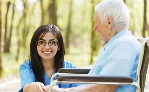 多喝水 老人護膚效果好