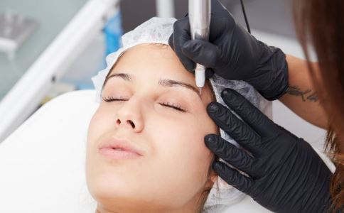 一亞裔青年變身白人老頭從香港偷渡加拿大