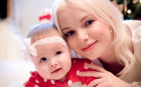 倆小孩臉長得像“老頭” 實(shí)際年齡只有七八歲