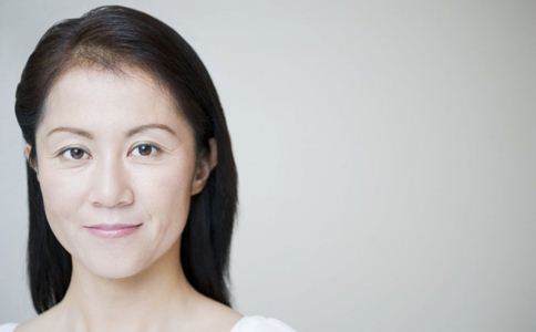 女人看皺紋了解自己的身體特征