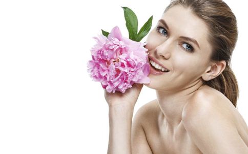 女人警惕13種“催老劑”喝水少