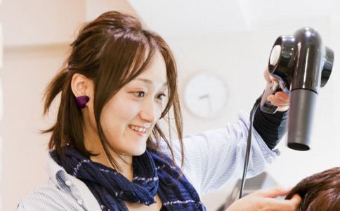 喝水少長(zhǎng)皺紋 女人警惕14種“催老劑”